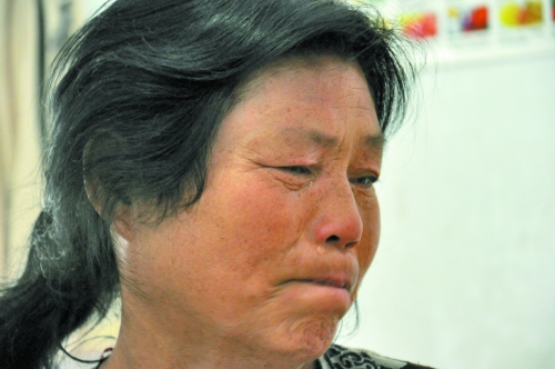 談及女兒的病情，王學(xué)鳳不禁哭了出來(lái)