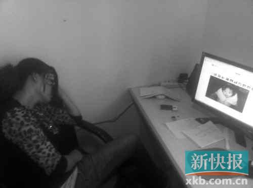 遇難孩子的母親向記者展示女兒生前的照片，一邊掩面而泣