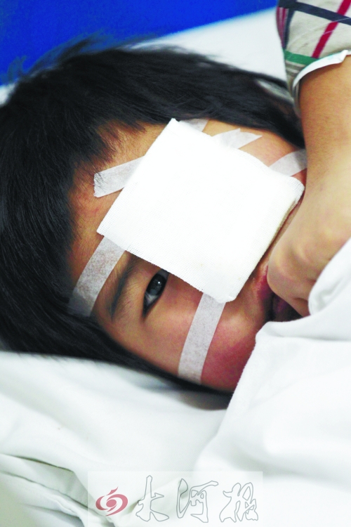 躺在病床上的小董，左眼痊愈的可能性不大