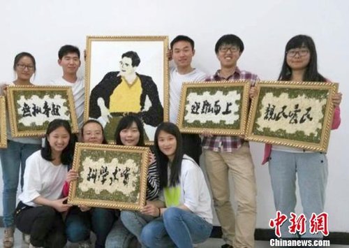 大學(xué)生們?yōu)榧o(jì)念焦裕祿，用黑豆、綠豆、大米等糧食在硬紙板上創(chuàng)作的糧食畫