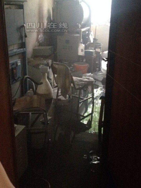 2日上午9時許，成都理工大學(xué)測試樓內(nèi)一實驗室起火，造成一人輕傷，目前明火已滅