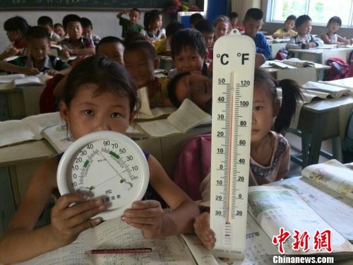 6月3日，下午四點，昆明市東川區(qū)因民鎮(zhèn)中心學(xué)校一年級教室溫度達到44℃