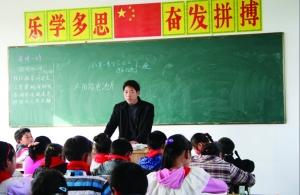 張從友先把妻子帶到學(xué)校，然后會(huì)準(zhǔn)時(shí)為學(xué)生們上課