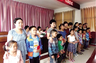 身后的“代理媽媽”，使留守兒童的身心有了依靠