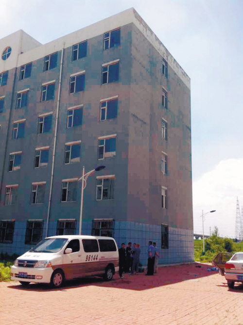 現(xiàn)場被警方封鎖，圈內(nèi)為死者遺體位置