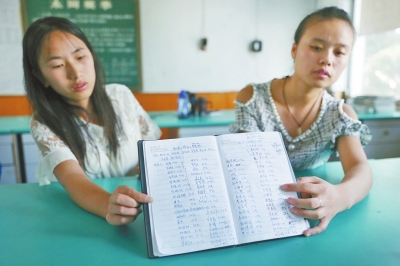 劉龔帶的2012屆畢業(yè)生一天就募捐了5000多元，并一一登記