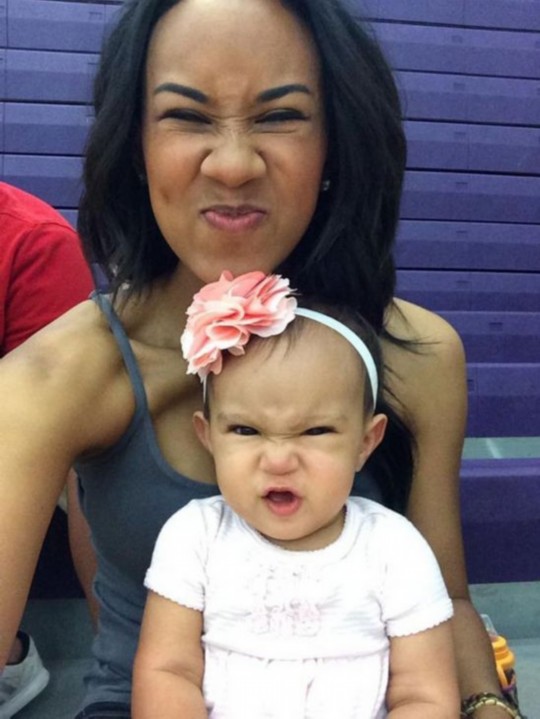 母女神同步親子照走紅 吐舌賣萌超有愛(ài)