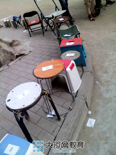 17號(hào)中午，鄭州市金水區(qū)實(shí)驗(yàn)小學(xué)就已經(jīng)開(kāi)始出現(xiàn)排隊(duì)等待報(bào)名的長(zhǎng)龍了！