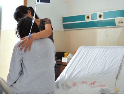 由于前天進(jìn)行了面部修復(fù)手術(shù)，俞燕身體不適，父母24小時(shí)陪在她的身邊