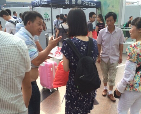 女大學(xué)生一出站，黑車的拉客仔就圍上招攬