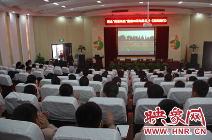 革命老前輩與七中師生一同觀看周恩來(lái)精神主題電影《我和我們》