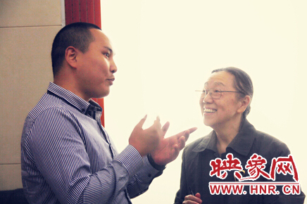 映象教育總監(jiān)班朝陽(yáng)與周恩來(lái)侄女周秉宜、中央警衛(wèi)局原副局長(zhǎng)、少將高振普親切交談