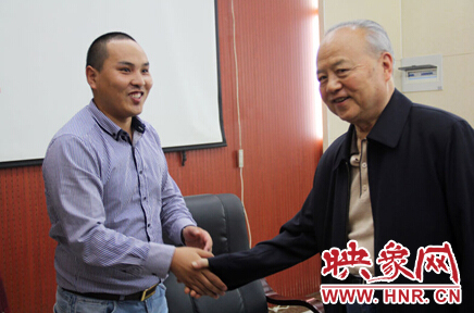 映象教育總監(jiān)班朝陽(yáng)與周恩來(lái)侄女周秉宜、中央警衛(wèi)局原副局長(zhǎng)、少將高振普親切交談