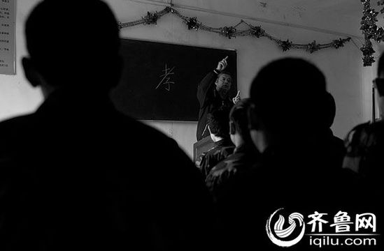 方光與其他癡迷網(wǎng)絡(luò)游戲的孩子一起，在重新認(rèn)識(shí)“孝”的含義