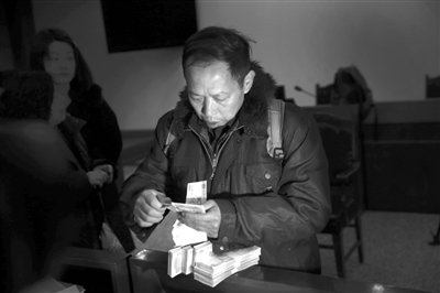 　昨日，從四川老家趕來的藍田忠，從房山法院執(zhí)行法官手里領到了自己的賠償款。他和15名工友在房山一煤礦