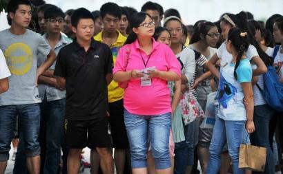 班主任懷孕7個月堅持陪考 考場外為學(xué)生加油 班主任懷孕7個月堅持陪考 考場外為學(xué)生加油