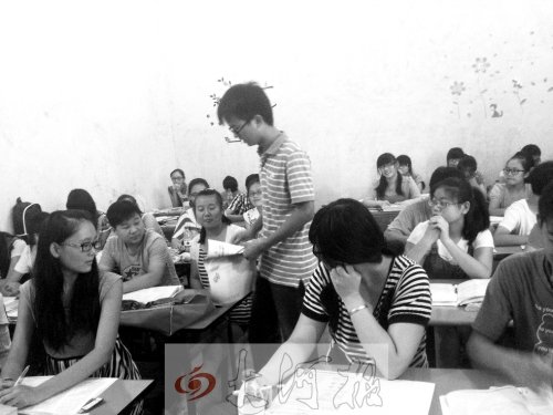 補(bǔ)習(xí)課上，馮昊怡不像老師，更像是學(xué)生們的同學(xué)。