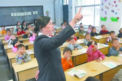 不到上小學年齡的孩子，只得在幼兒園復讀或者上“幼小銜接班”