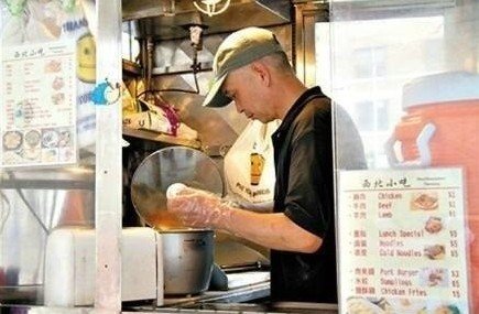 紐約哥大門口，顧客排長隊(duì)買他的肉夾饃