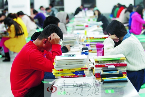 偌大的食堂里，很安靜