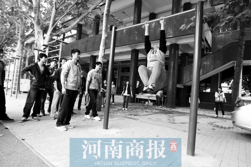 引體向上，難住不少同學(xué)