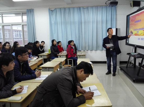 劉永力書記主講，全體黨員和教師參會(huì)聆聽