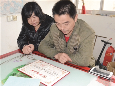 如今，劉圓父母想念女兒時只能看著榮譽(yù)證書發(fā)呆