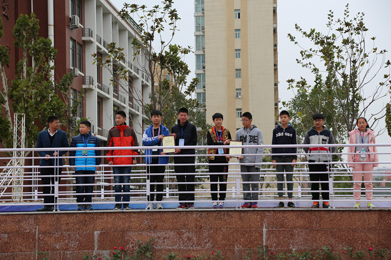 副校長賈軍杰(左一)為創(chuàng)新機器人社團的學(xué)生頒發(fā)證書 副校長賈軍杰(左一)為創(chuàng)新機器人社團的學(xué)生頒發(fā)證書