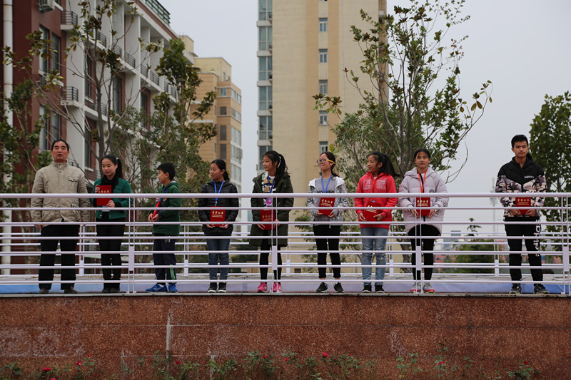 工會主席李玉和(左一)為美術(shù)繪畫組學(xué)生頒發(fā)證書 工會主席李玉和(左一)為美術(shù)繪畫組學(xué)生頒發(fā)證書