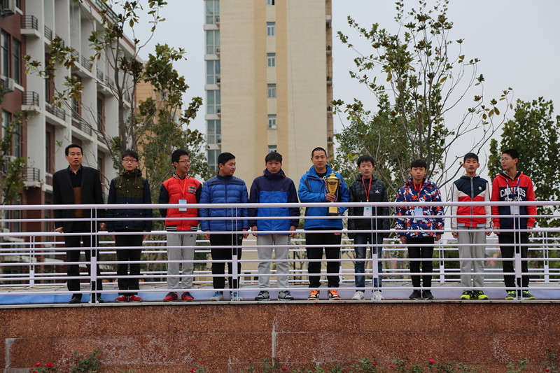 書記劉斌(左一)為教練范珂(左六)及足球隊頒發(fā)獎杯 書記劉斌(左一)為教練范珂(左六)及足球隊頒發(fā)獎杯