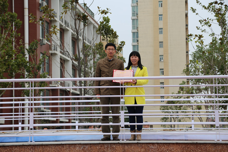 校長董震(左一)為魏瑋老師頒發(fā)證書 校長董震(左一)為魏瑋老師頒發(fā)證書