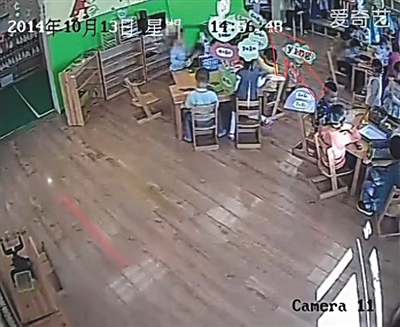 幼兒園監(jiān)控畫(huà)面顯示，小健曾被推搡、拉扯（紅箭頭處）