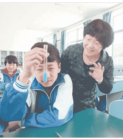 北京市密云區(qū)大城子中學(xué)，一位教師在指導(dǎo)學(xué)生做實(shí)驗(yàn)