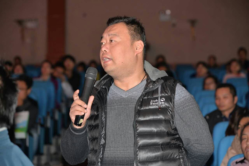 講座結(jié)束家長(zhǎng)朋友踴躍提問(wèn)，請(qǐng)專(zhuān)家答疑解惑