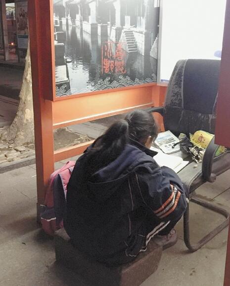 電話亭就是曉華的書(shū)房，她在這里做了5年作業(yè)