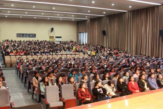 同學(xué)們認真傾聽導(dǎo)師們的創(chuàng)業(yè)故事