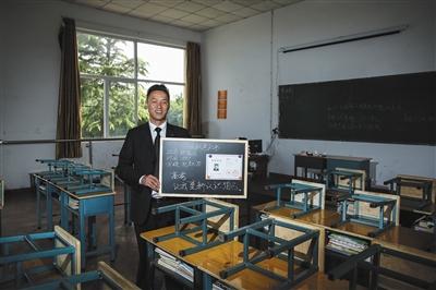 　張俊成，41歲，曾是北京大學(xué)的一名保安。1995年，通過成人高考，考上了北京大學(xué)法律系(?？?，被媒體稱為“北大保安高考第一人”，現(xiàn)為長(zhǎng)治市一所中等職校的校長(zhǎng)