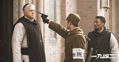 梅甘（左）、安西滿（右）與日本兵對峙的一幕。