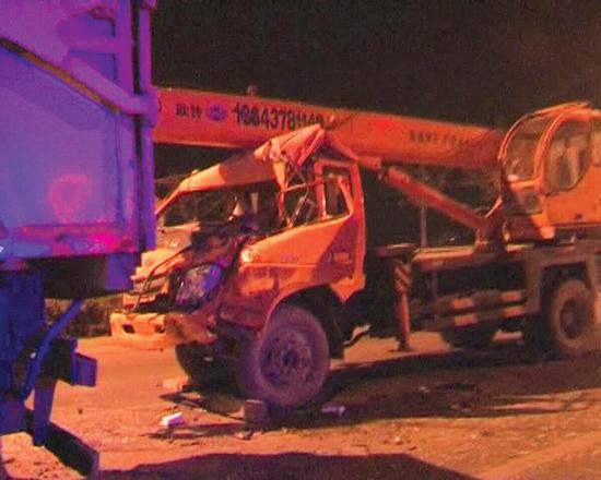 沒有駕照，還開了輛無牌吊車 能有啥結(jié)果？