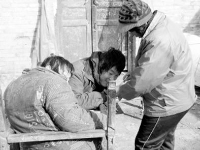 去年年初，武文英和雙胞胎腦癱兒子。圖片來源/《周口晚報》