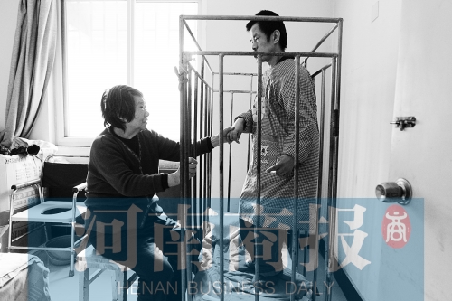 一天24小時，彭偉慶都只在鐵籠里活動 張郁/攝