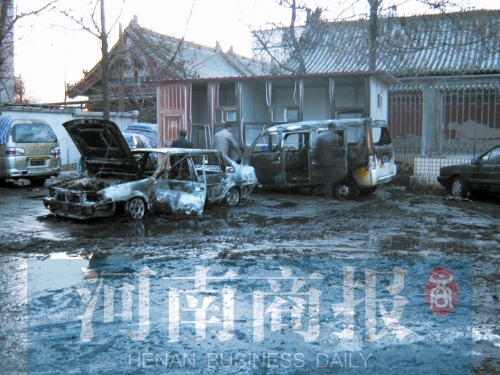 現(xiàn)場，兩輛車被燒得只剩骨架