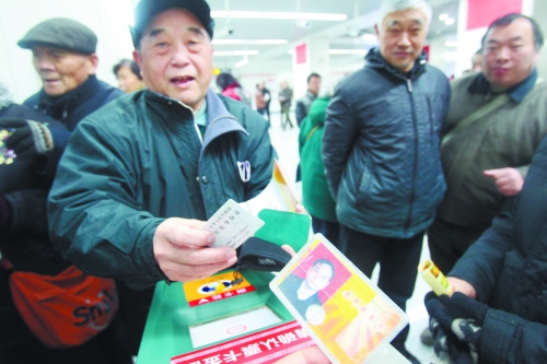 老人帶著多種證件想免費(fèi)乘車，工作人員稱沒接到通知拒絕。