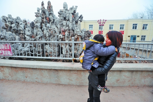 經(jīng)歷了之前的兇險(xiǎn)，窩在媽媽?xiě)阎械牧亮量吹剿兀愿械接行┖ε隆? width=