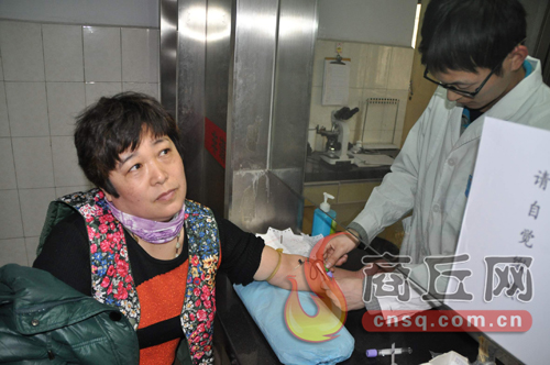 劉艷平的血樣和浙江省一位患者成功配型，1月15日下午3點，醫(yī)護人員正在為劉艷平再次抽取血樣