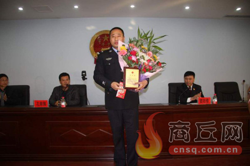 高兵雷是睢陽區(qū)檢察院一位檢察干警，在去鄭州捐獻造血干細胞時，他所在的單位為他組織了熱烈的歡送儀式