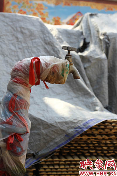 一名居民對記者說，“你擰擰水管看，俺不騙你，沒水吧？”