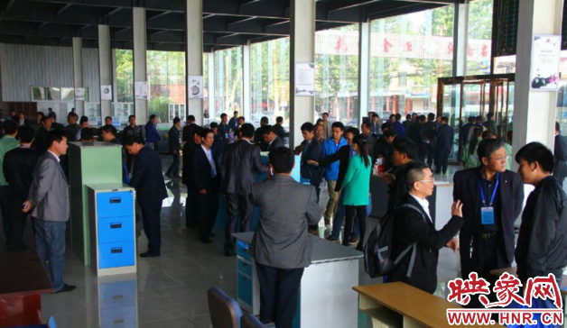 　與會人員參觀伊濱區(qū)相關(guān)產(chǎn)區(qū)