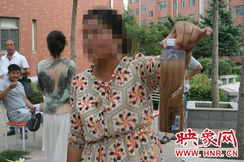 業(yè)主張女士向記者出示了一瓶從水管里接來的水。