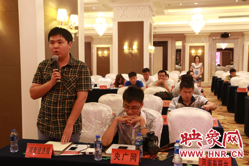 參加新聞發(fā)布會(huì)的媒體記者提問